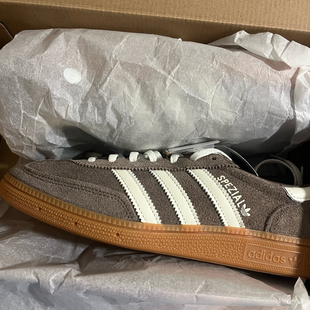 NWT in original box/packaging. Color Earth Strata/white. Natural gum sole.